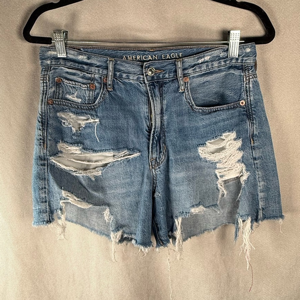 American Eagle Distressed High Waisted "Festival Short" - Size 6 in Medium Wash